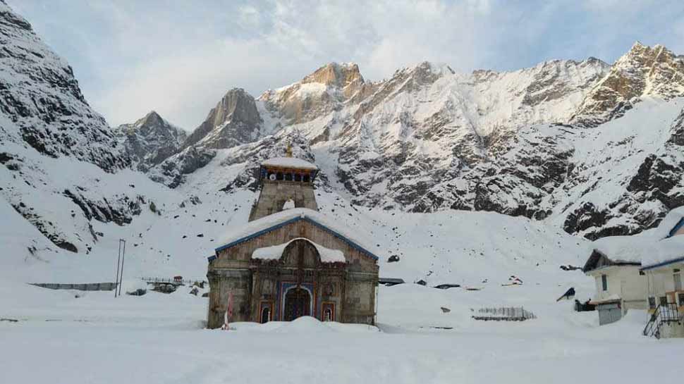 भारी बर्फबारी से केदारनाथ धाम में फैली सफेद चादर, कम नही हो रही है दुश्वारियां भारी बर्फबारी से केदारनाथ धाम में फैली सफेद चादर, कम नही हो रही है दुश्वारियां