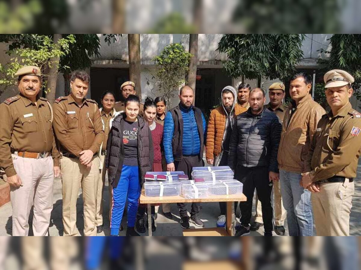 इनके पास से पुलिस ने 14 क्लोन कार्ड के साथ डाटा और पासवर्ड चुराने वाले स्किमिंग डिवाइस बरामद किया है. 