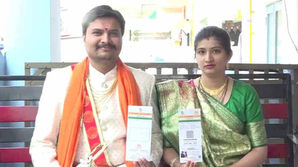आधार कार्ड की तरह छपवाया शादी का कार्ड invitation card is based on aadhar card