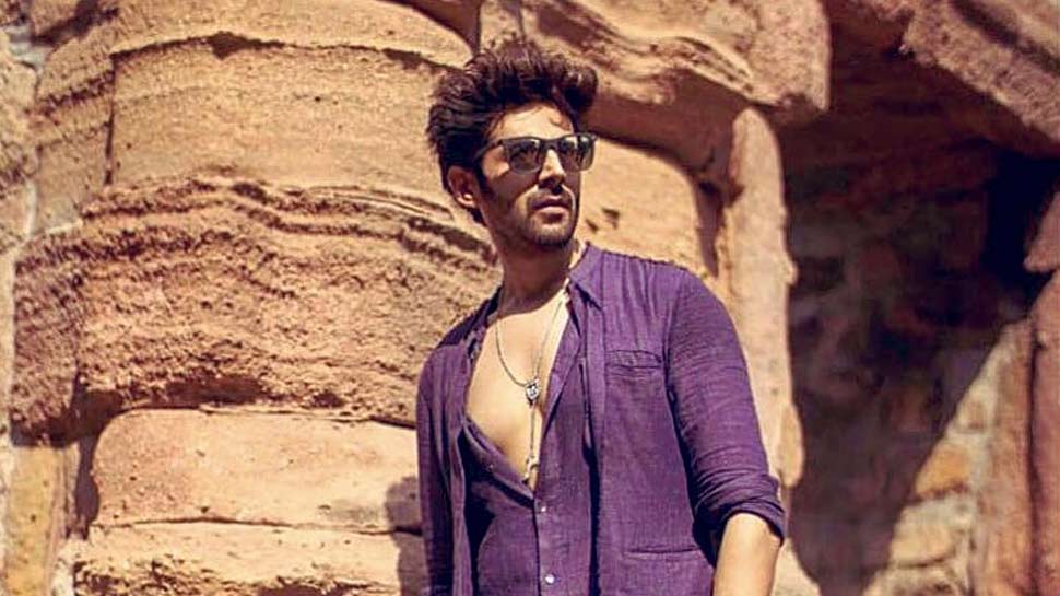 First Look : कार्तिक आर्यन ने बदला अपना अंदाज, पहचान पाना होगा मुश्किल First Look : कार्तिक आर्यन ने बदला अपना अंदाज, पहचान पाना होगा मुश्किल