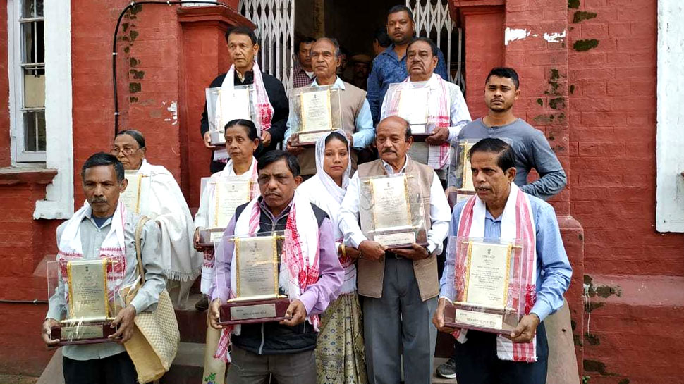 असम आंदोलन में शहीद हुए 22 लोगों के परिजनों ने लौटाया सम्मान, 70 संगठनों के नेता राहुल गांधी से भी मिले