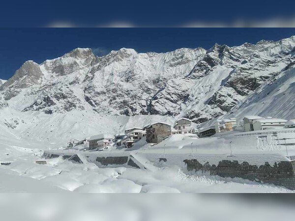 मौसम के बदले मिजाज के कारण चमोली, रूद्रप्रयाग सहित कई जिलों में गुरुवार को स्कूल-कॉलेज बंद रखे गये.