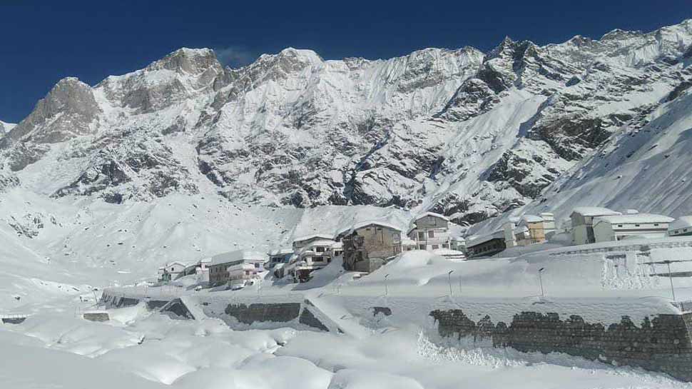उत्तराखंड के इन इलाकों में फिर शुरू हुई बर्फबारी, मौसम ने बढ़ाई कंपकंपी और ठिठुरन उत्तराखंड के इन इलाकों में फिर शुरू हुई बर्फबारी, मौसम ने बढ़ाई कंपकंपी और ठिठुरन