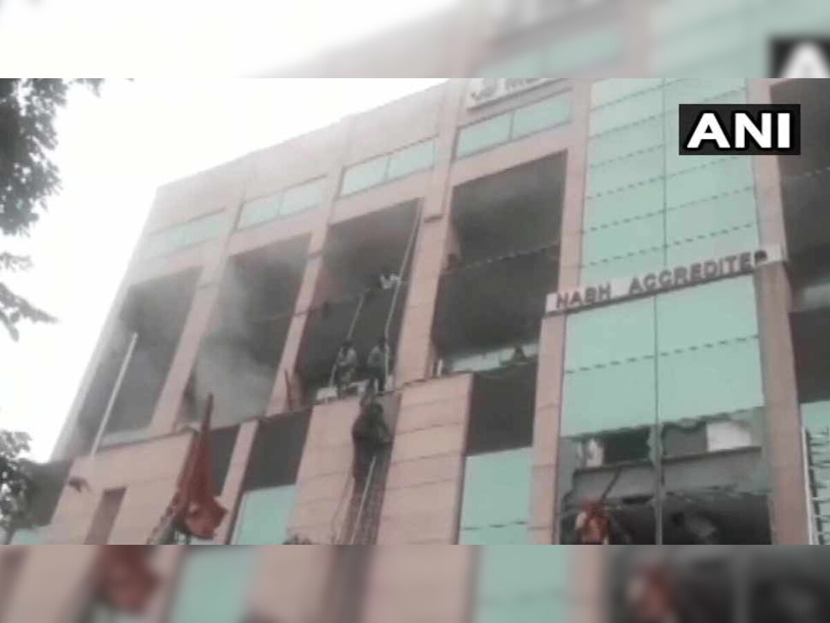 नोएडा मेट्रो अस्पताल की दूसरी मंजिल पर गुरुवार दोपहर में भयंकर आग लग गई थी. 