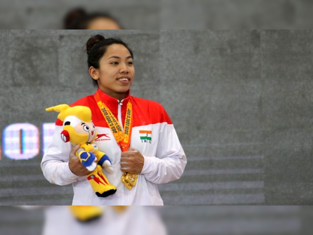 चानू ने 48 किग्रा वर्ग में 192 किग्रा वजन उठाकर सिल्वर लेवल ओलंपिक क्वालीफाइंग प्रतियोगिता में स्वर्ण पदक जीता.  (फोटो साभार:iOS India/Twitter)