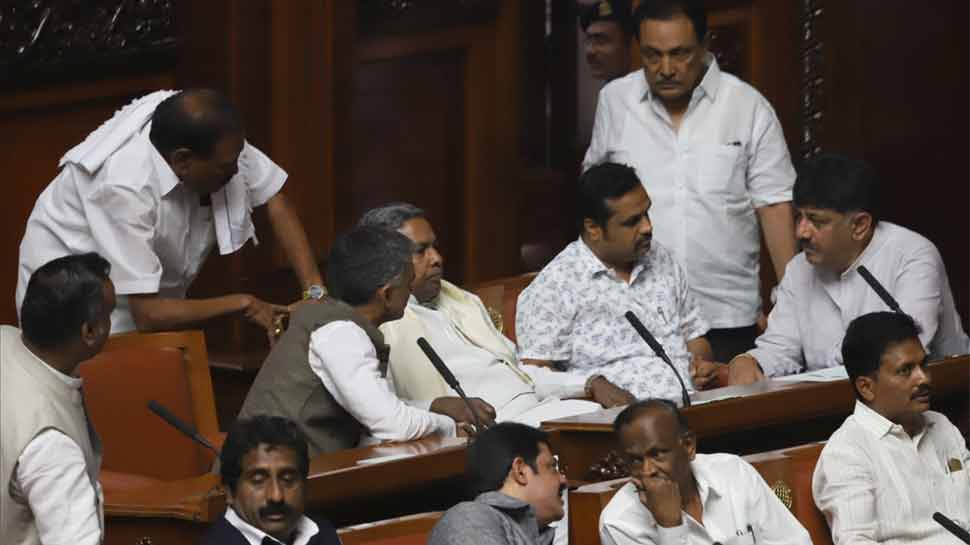 कर्नाटक: दूसरे दिन भी सदन में गैरहाजिर रहे कांग्रेस के 9 विधायक, BJP के संपर्क में होने की खबर कर्नाटक: दूसरे दिन भी सदन में गैरहाजिर रहे कांग्रेस के 9 विधायक, BJP के संपर्क में होने की खबर