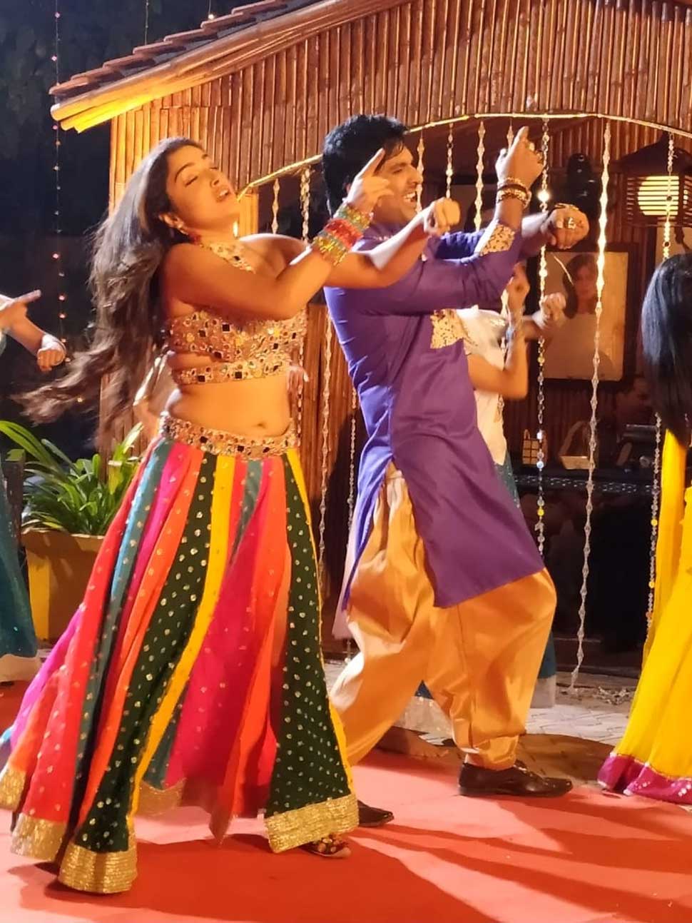 ये हैं फिल्म के अहम किरदार Amrapali Dubey