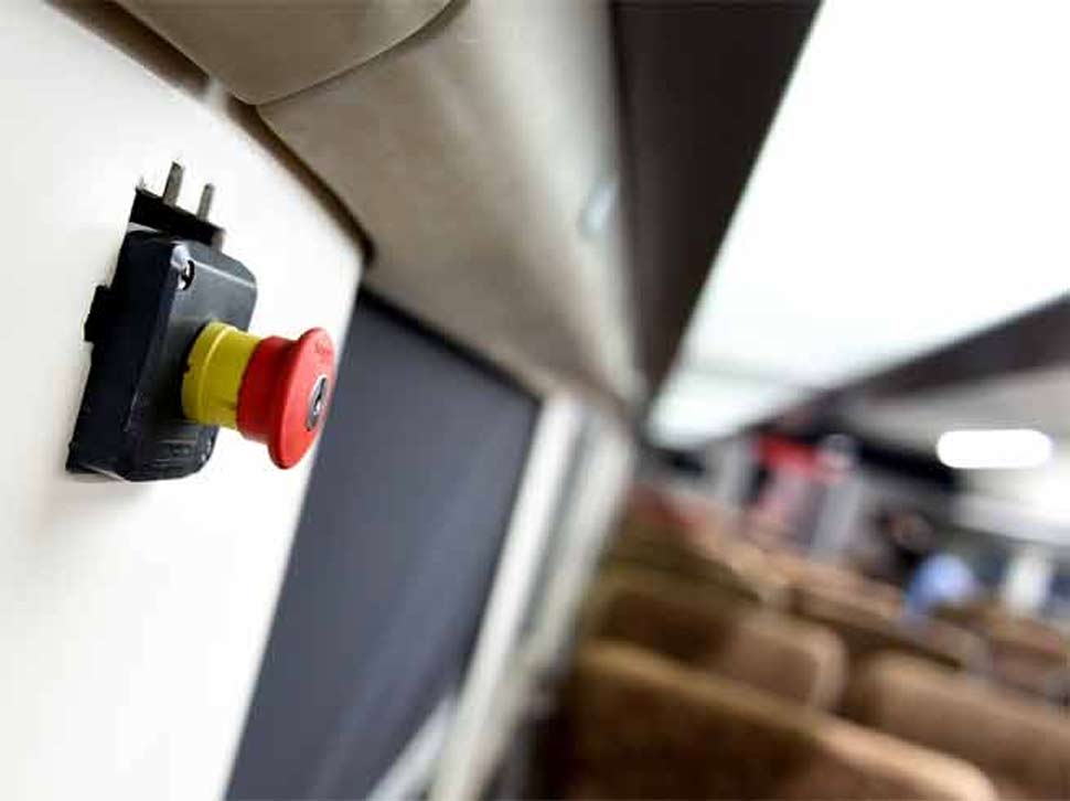 कोच में जंजीर की जगह मिलेगा स्विच inside pictures and features of vande bharat express