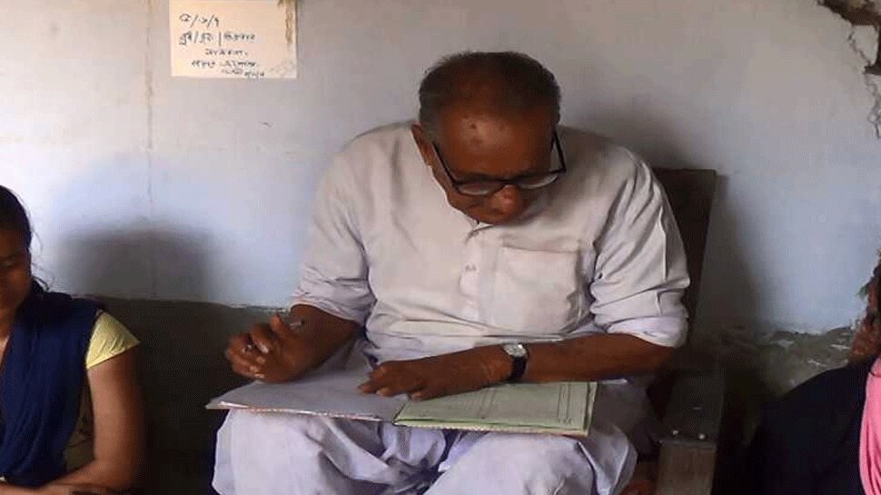 पं.बंगालः महंगाई के इस दौर में सिर्फ 1 रुपये में पूरे साल बच्चों को पढ़ाता है ये शख्स
