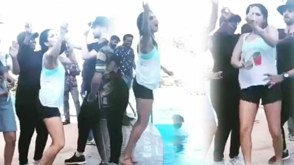 VIDEO: दोस्तों के साथ मस्ती कर रही थीं सनी लियोनी, सोचा भी नहीं था ऐसा हो जाएगा VIDEO: दोस्तों के साथ मस्ती कर रही थीं सनी लियोनी, सोचा भी नहीं था ऐसा हो जाएगा