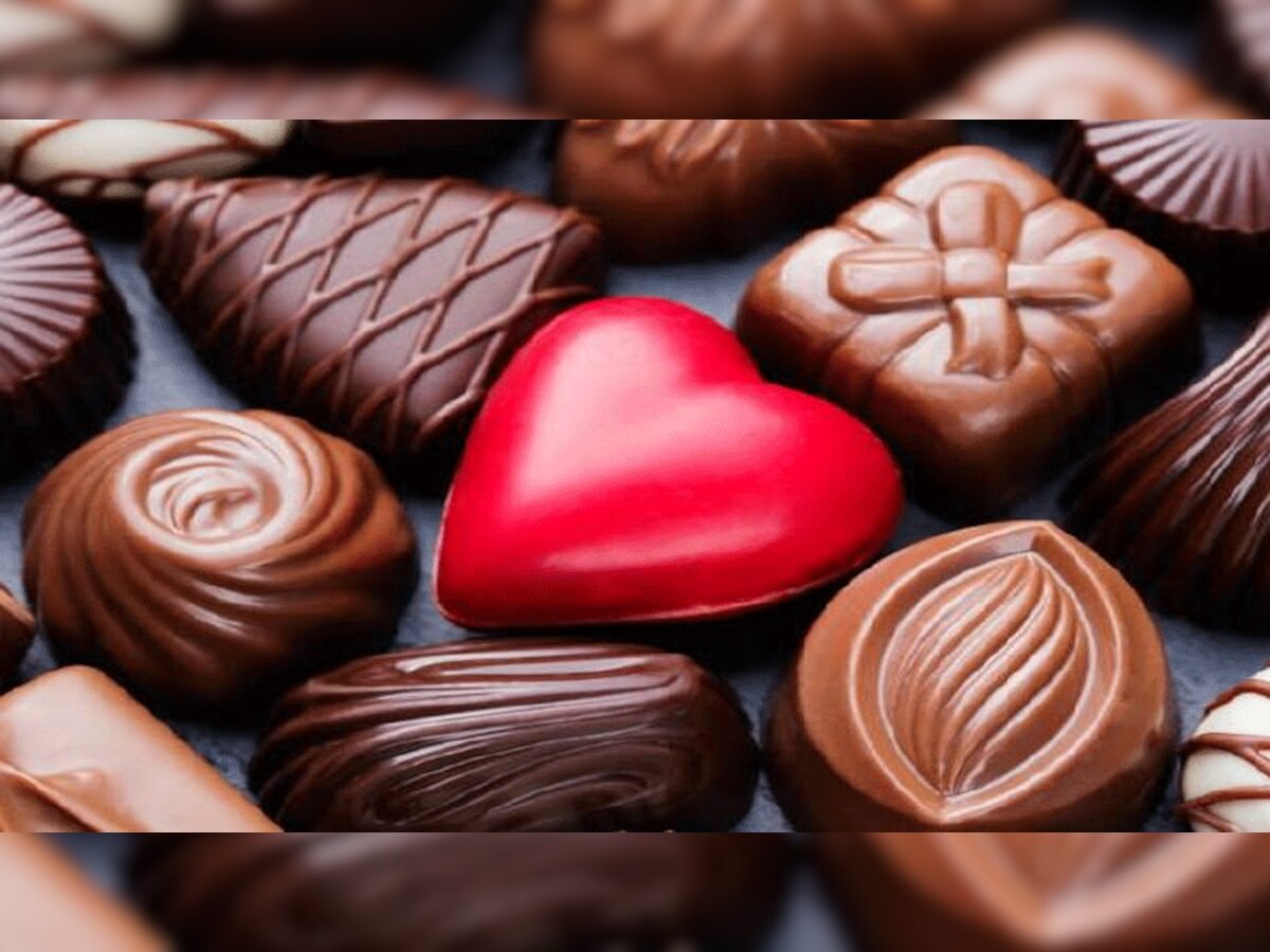 आप उसे कस्टमाइज चॉकलेट भी गिफ्ट कर सकते हैं, जिस पर आपकी दिल की बात लिखी हो.