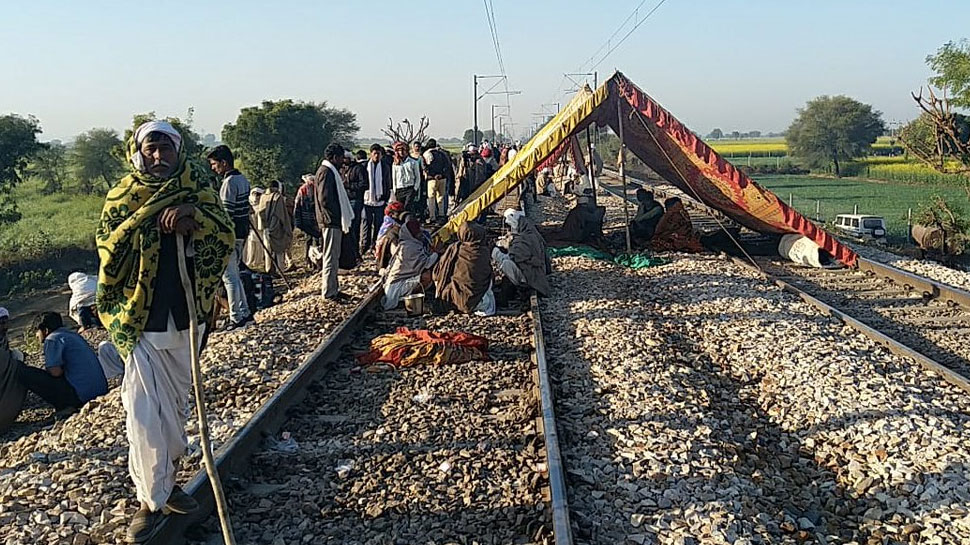 राजस्थान: आरक्षण की मांग में दूसरे दिन भी गुर्जर आंदोलन जारी, 7 ट्रेनों का रास्ता बदला