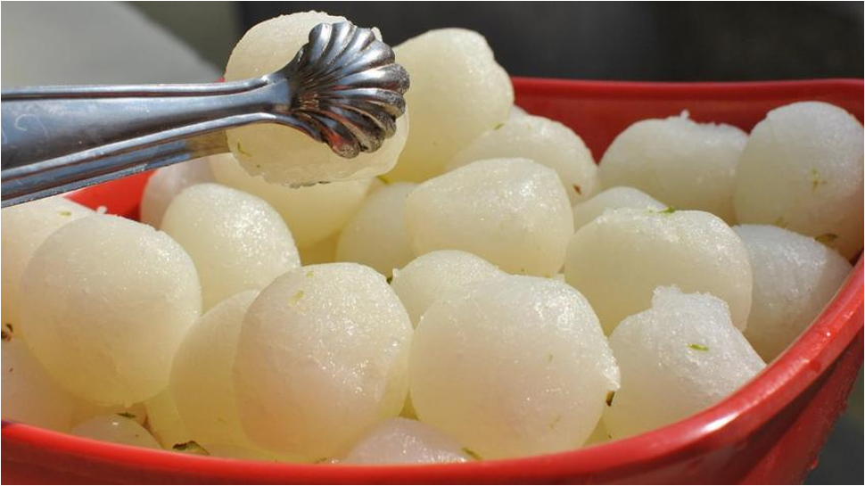 OMG! नई दुल्हन के हाथ से रसगुल्ला खाना चाहता था दूल्हे का जीजा, पहुंच गया थाने OMG! नई दुल्हन के हाथ से रसगुल्ला खाना चाहता था दूल्हे का जीजा, पहुंच गया थाने