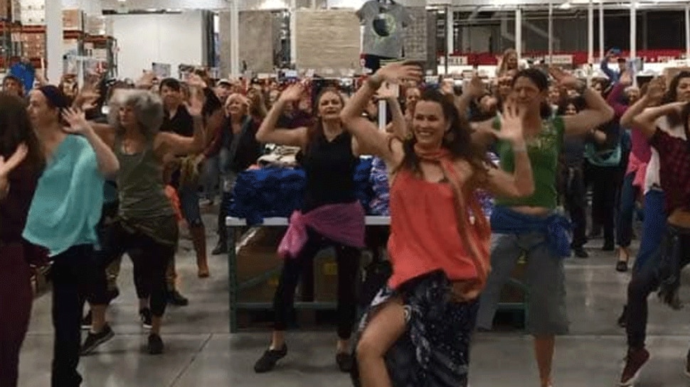 स्टोर में शॉपिंग छोड़ नाचने लगे लोग, कैमरे में कैद हुआ मजेदार VIDEO