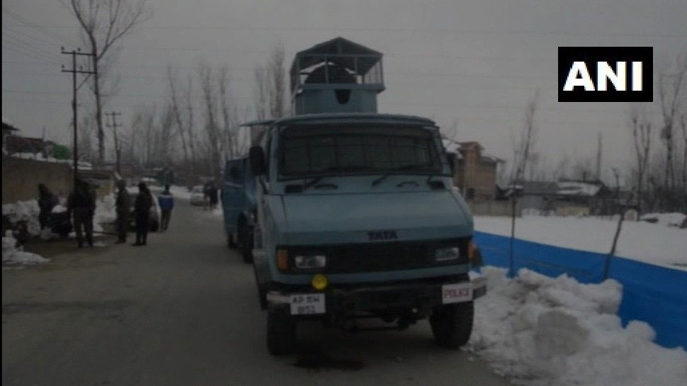 J&K: कुलगाम में सुरक्षा बलों ने ढेर किए 5 आतंकी, लोगों की पत्थरबाजी में 4 जवान घायल