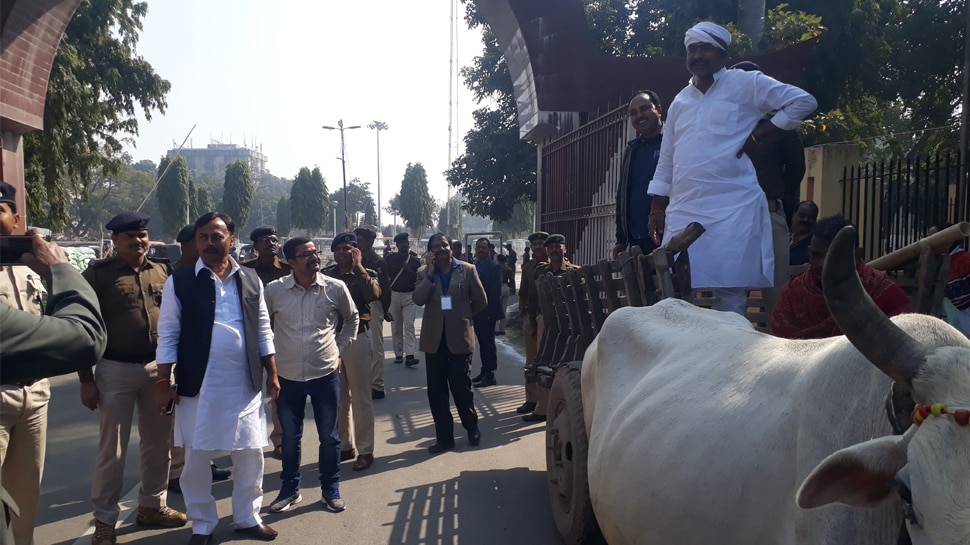 बिहार : बजट शत्र का आगाज, बैलगाड़ी से विधानसभा पहुंचे कांग्रेस विधायक