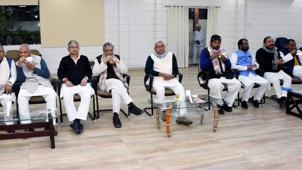 नीतीश कुमार की अध्यक्षता में हुई NDA की बैठक, विपक्ष को जवाब देने पर बनी रणनीति