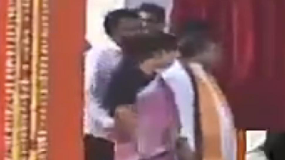 VIDEO: पीएम मोदी के कार्यक्रम में मंत्री ने साथी म‍हिला को छुआ, उठी बर्खास्‍त करने की मांग