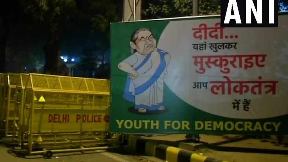 दिल्ली आ रहीं ममता के लिए शहर में लगे पोस्टर, 'दीदी यहां खुलकर मुस्कुराइये आप लोकतंत्र में हैं'