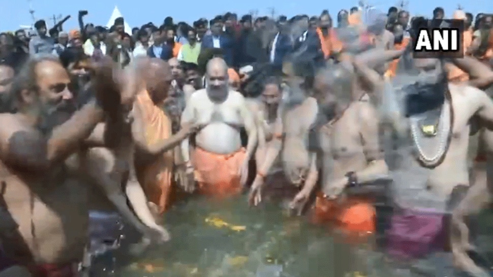 VIDEO: कुंभ पहुंचे अमित शाह, संगम में स्नान के दौरान शाह पर पानी डालते दिखे योगी