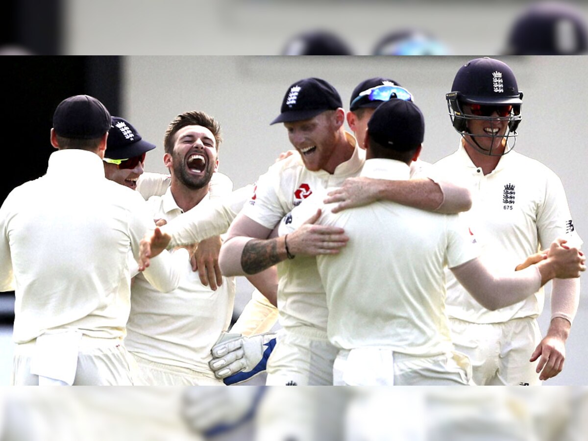वेस्टइंडीज के रोस्टन चेज को आउट करने पर मार्क वुड को बधाई देते इंग्लैंड के खिलाड़ी. (फोटो: PTI)