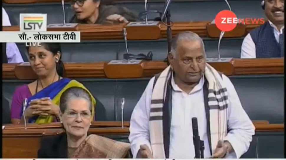जब मुलायम ने की प्रधानमंत्री नरेंद्र मोदी की तारीफ तो साथ बैठी सोनिया गांधी मुस्कुरा दीं जब मुलायम ने की प्रधानमंत्री नरेंद्र मोदी की तारीफ तो साथ बैठी सोनिया गांधी मुस्कुरा दीं