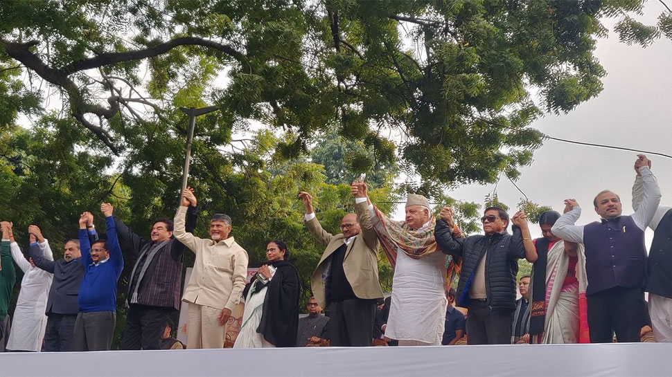 AAP की रैली में जुटा विपक्ष, ममता के आने से पहले लेफ्ट नेता मंच से उतरे