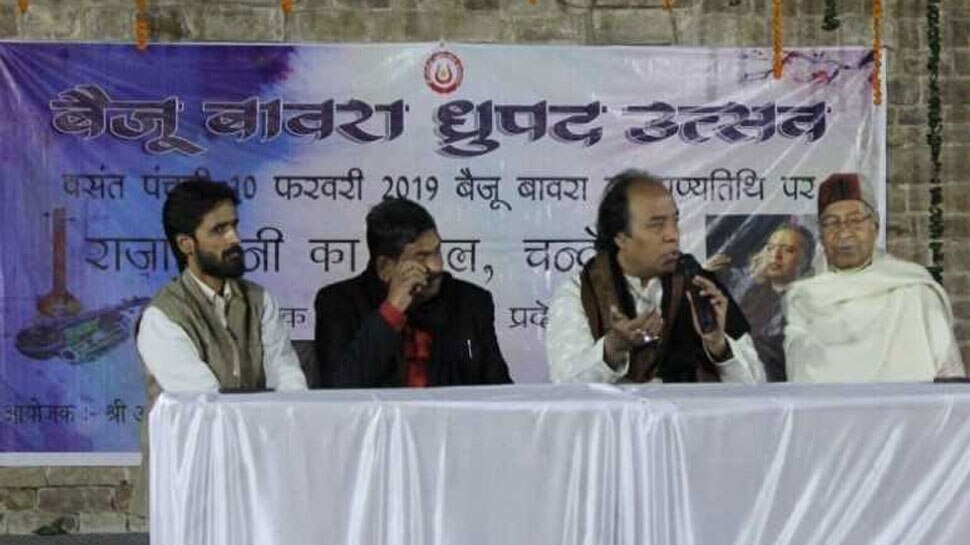 अचलेश्वर फाउंडेशन के संचालक चंद्र प्रकाश तिवारी ने विशिष्ट अतिथियों का सम्मान किया. Dhrupad Festival, Baijnath Mishra, Baiju Bawra, Chanderi, Madhya Pradesh Baiju Bawra, vasantotsav, wasifuddin Dagar, वसीफुद्दीन डागर