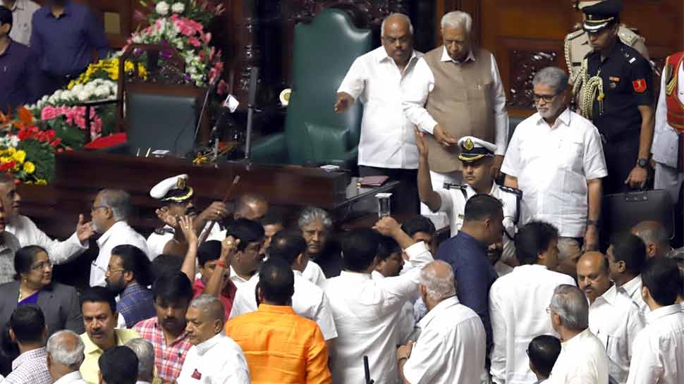 कर्नाटक: सामने आए कांग्रेस के 4 असंतुष्ट विधायक, बोले- मंत्री पद छिनने से निराश थे कर्नाटक: सामने आए कांग्रेस के 4 असंतुष्ट विधायक, बोले- मंत्री पद छिनने से निराश थे