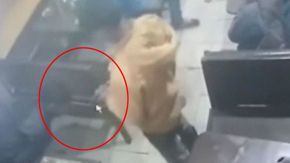 VIDEO: CCTV में कैद हुआ लाइव मर्डर, सीतापुर में रेस्टोरेंट के अंदर युवक को मारी गोलियां