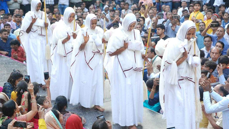 करोड़ों की संपत्ति छोड़ 8 लड़कियों ने ली दीक्षा, लग्जीरियस लाइफ से रहेंगी दूर करोड़ों की संपत्ति छोड़ 8 लड़कियों ने ली दीक्षा, लग्जीरियस लाइफ से रहेंगी दूर