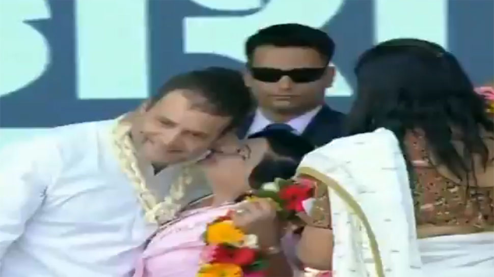 VIDEO: मंच पर खड़े थे राहुल गांधी, स्वागत के लिए आईं महिला कार्यकर्ता और भीड़ मे ले लिया चुंबन