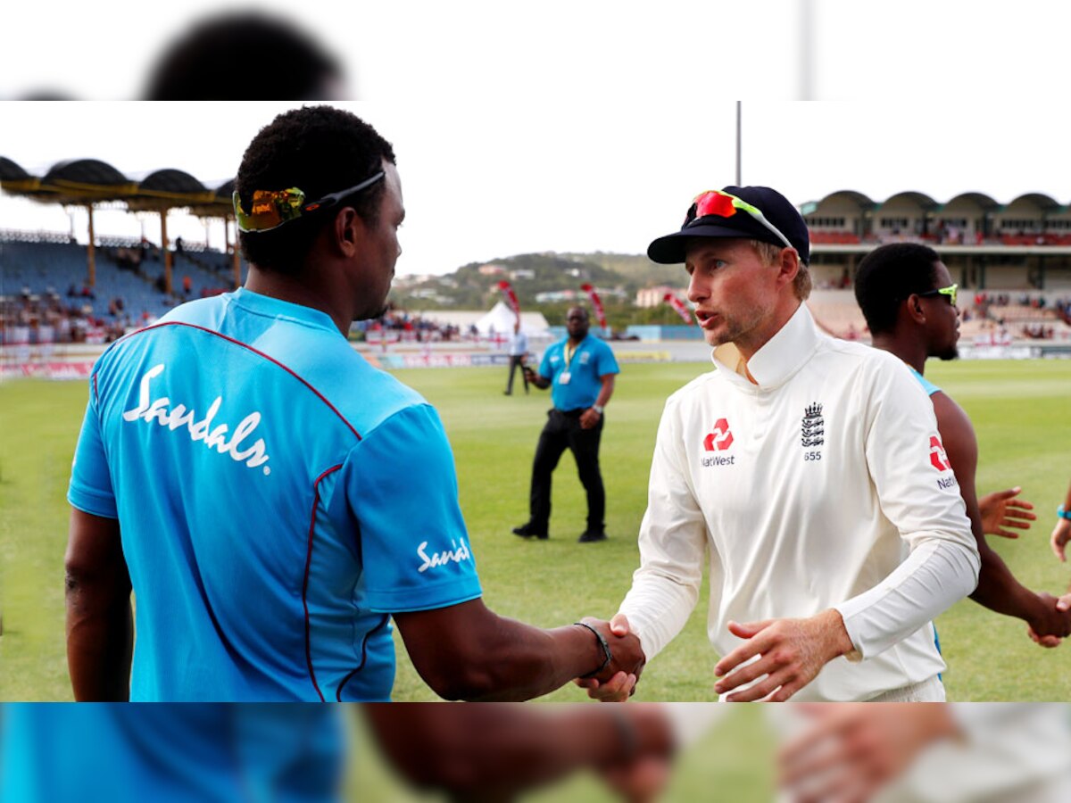 वेस्टइंडीज के शेनन गैब्रियल (बाएं) और इंग्लैंड के जो रूट ने मैच खत्म होने के बाद हाथ मिलाकर कड़वाहट खत्म की. (फोटो: Reuters)