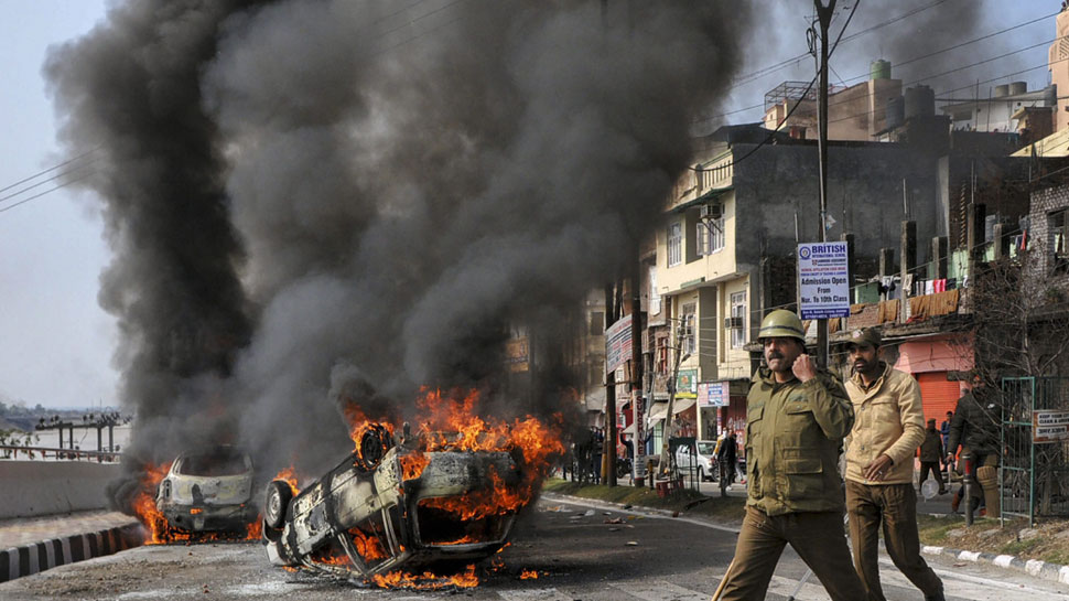 पुलवामा हमले के बाद जम्मू शहर में कर्फ्यू, सेना ने प्रशासन से मदद की अपील की पुलवामा हमले के बाद जम्मू शहर में कर्फ्यू, सेना ने प्रशासन से मदद की अपील की
