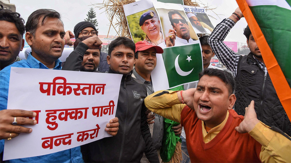 पुलवामा आतंकी हमले से बिहार में आक्रोश, लोगों ने की सर्जिकल स्ट्राइक की मांग पुलवामा आतंकी हमले से बिहार में आक्रोश, लोगों ने की सर्जिकल स्ट्राइक की मांग