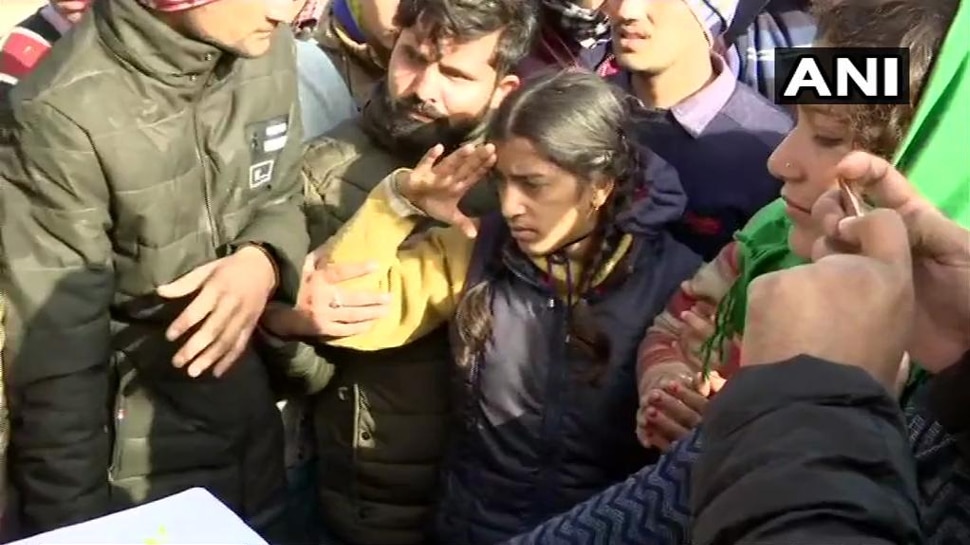 बेटी ने दी पिता को श्रद्धांजलि Daughter of CRPF ASI Mohan Lal pays last tribute to her father