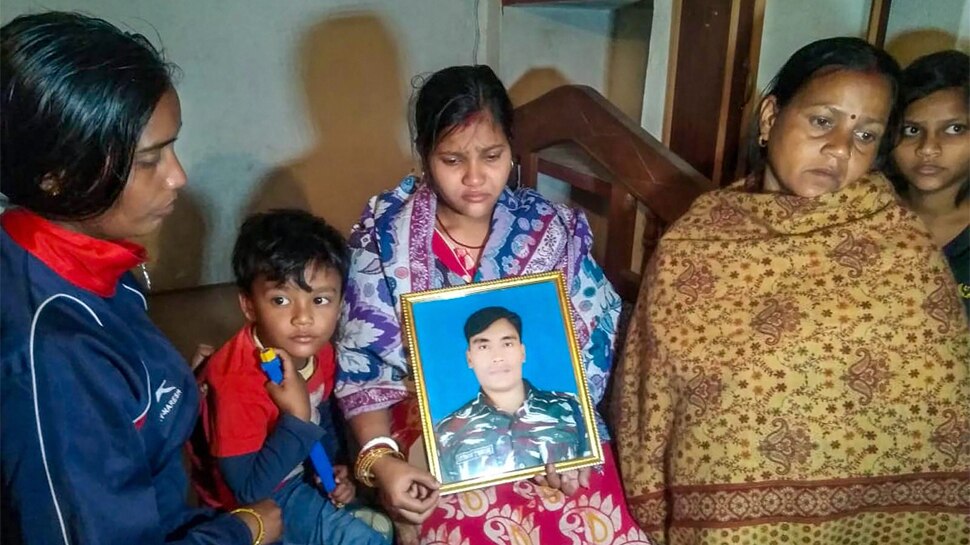 भागलपुर के रतन ठाकुर भी शहीद Family members mourn the death of CRPF jawan Ratan Thakur