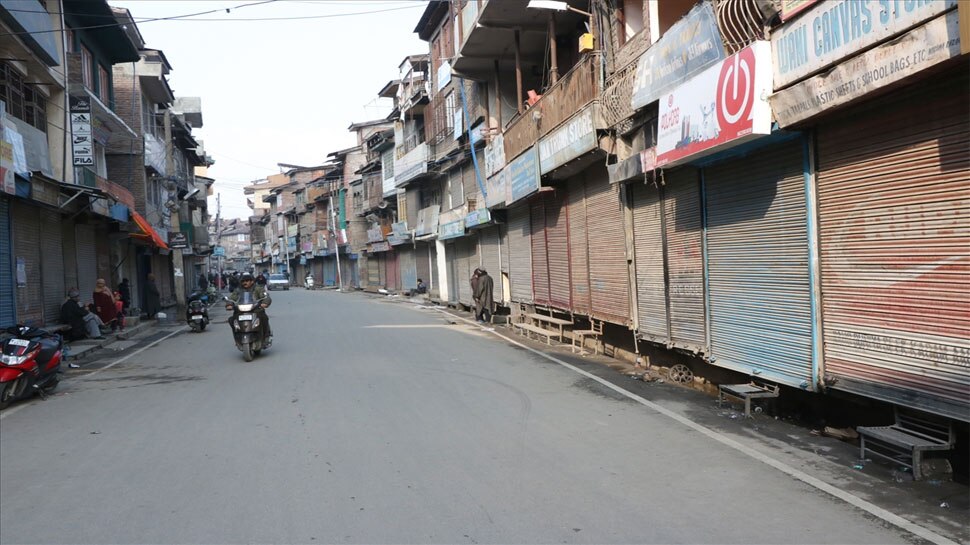 कश्मीरियों पर हमलों के विरोध में घाटी के हिस्सों में रहा बंद