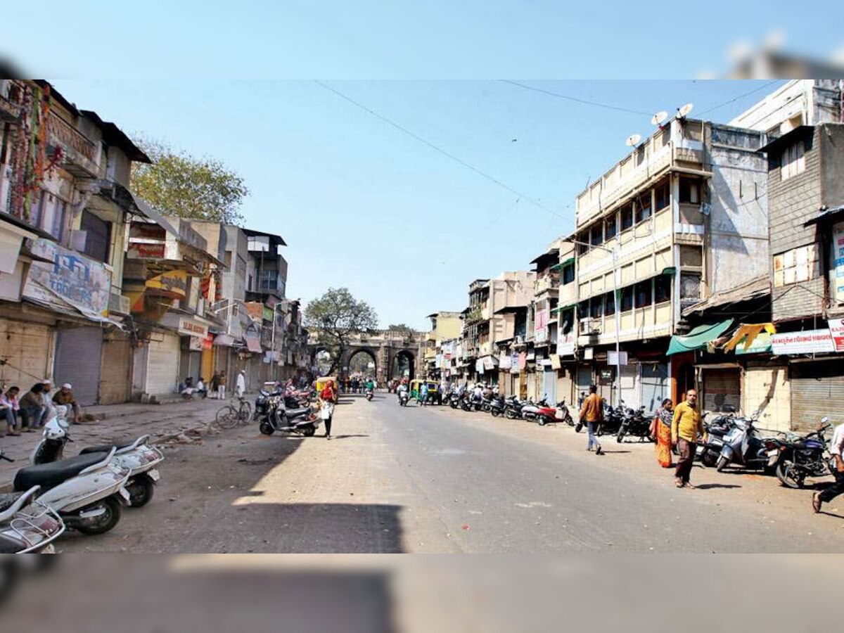 पुलवामा के शहीदों की याद में अहमदाबाद का बंद बाजार. (फोटो साभार: DNA) 