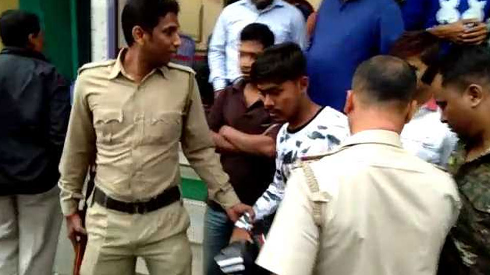 प.बंगाल: FBI एजेंट और GST का अफसर बताकर दिखाता था धौंस, दुकानदारों ने कराया गिरफ्तार प.बंगाल: FBI एजेंट और GST का अफसर बताकर दिखाता था धौंस, दुकानदारों ने कराया गिरफ्तार