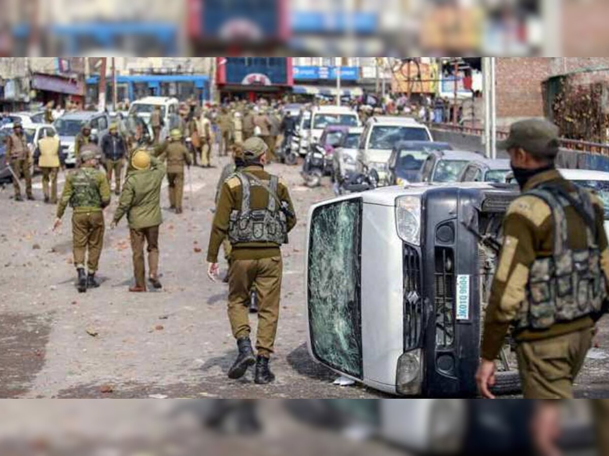 पुलवामा शहीदों की याद में सेना के अधिकारियों ने काली पट्टी बांधकर लिया पुरस्कार