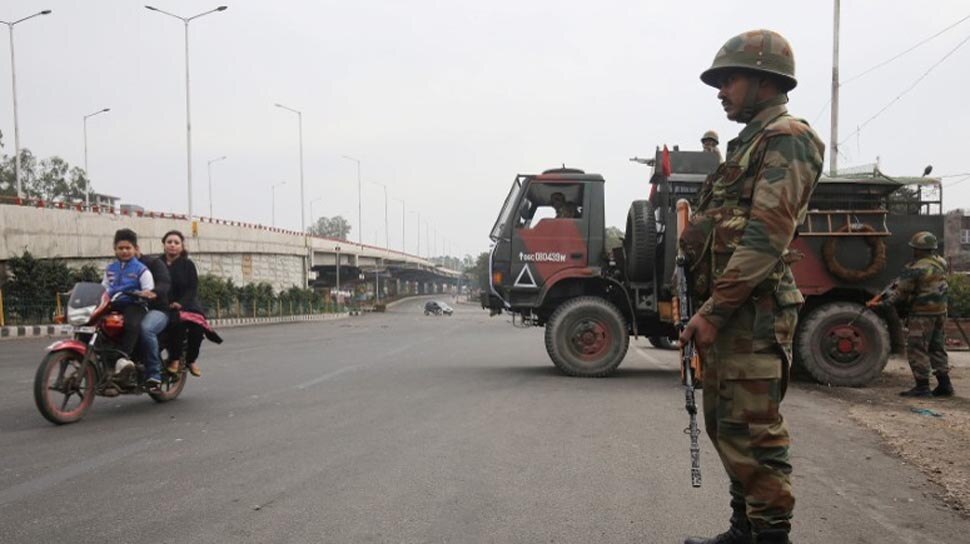 कश्मीर में जवानों के काफिलों की सुरक्षा पर CRPF अलर्ट, आवाजाही के लिए बनेंगे नए नियम कश्मीर में जवानों के काफिलों की सुरक्षा पर CRPF अलर्ट, आवाजाही के लिए बनेंगे नए नियम
