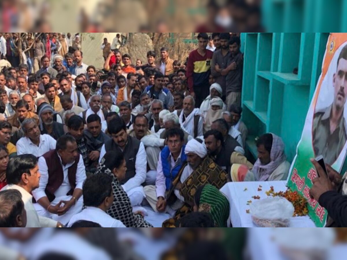 वसुंधरा राजे पहुंची धौलपुर में शहीद भागीरथ के घर, परिजनों की दी सांत्वना