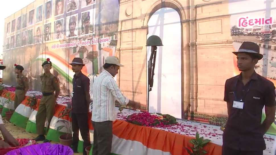 शहीदों के परिवार के लिए सूरत के लोगों ने दिए 65 लाख रुपये, श्रद्धाजंलि देने के लिए रखा मौन शहीदों के परिवार के लिए सूरत के लोगों ने दिए 65 लाख रुपये, श्रद्धाजंलि देने के लिए रखा मौन