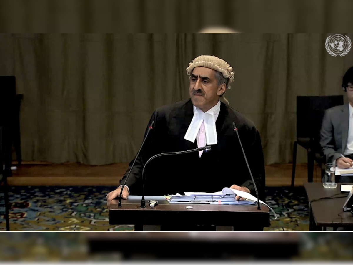 अंतरराष्‍ट्रीय अदालत (ICJ) में पाकिस्‍तान का पक्ष रखते वरिष्‍ठ वकील खावर कुरैशी...