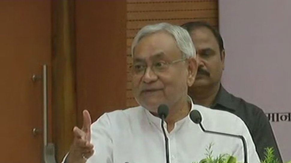 CM नीतीश कुमार का RJD पर तंज, कहा- 'बिहार से भूत भागा और अब लालटेन की भी जरुरत नहीं' CM नीतीश कुमार का RJD पर तंज, कहा- 'बिहार से भूत भागा और अब लालटेन की भी जरुरत नहीं'