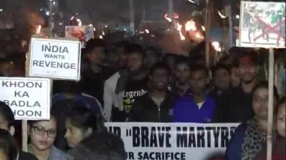 असम: पुलवामा आतंकी हमले के विरोध में फूंका पाक का झंडा, इमरान खान का किया मुंह काला