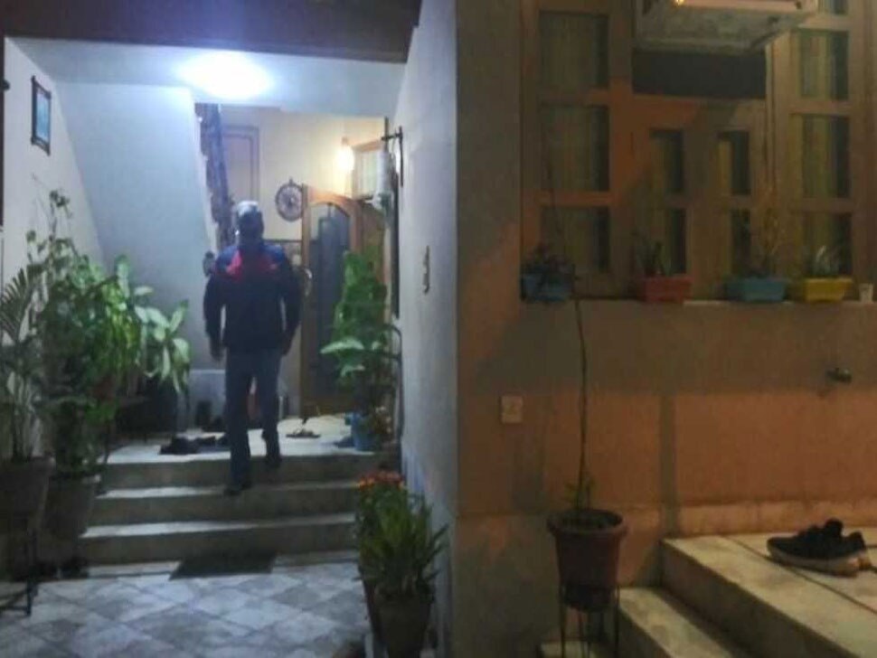 लोग पहुंच रहे संवेदना जताने
