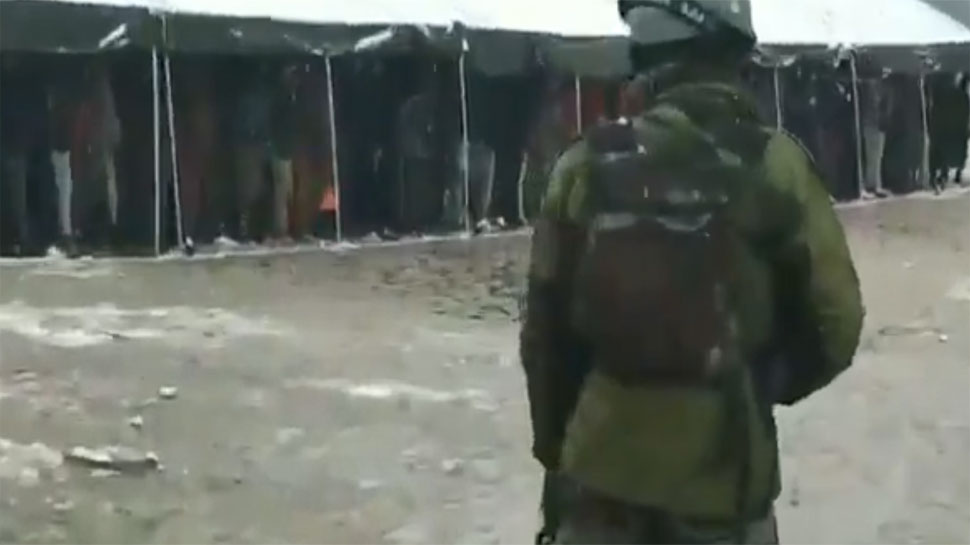 VIDEO: बर्फबारी के बीच दो हजार से ज्यादा कश्मीरी युवकों ने सेना की भर्ती रैली में लिया हिस्सा VIDEO: बर्फबारी के बीच दो हजार से ज्यादा कश्मीरी युवकों ने सेना की भर्ती रैली में लिया हिस्सा
