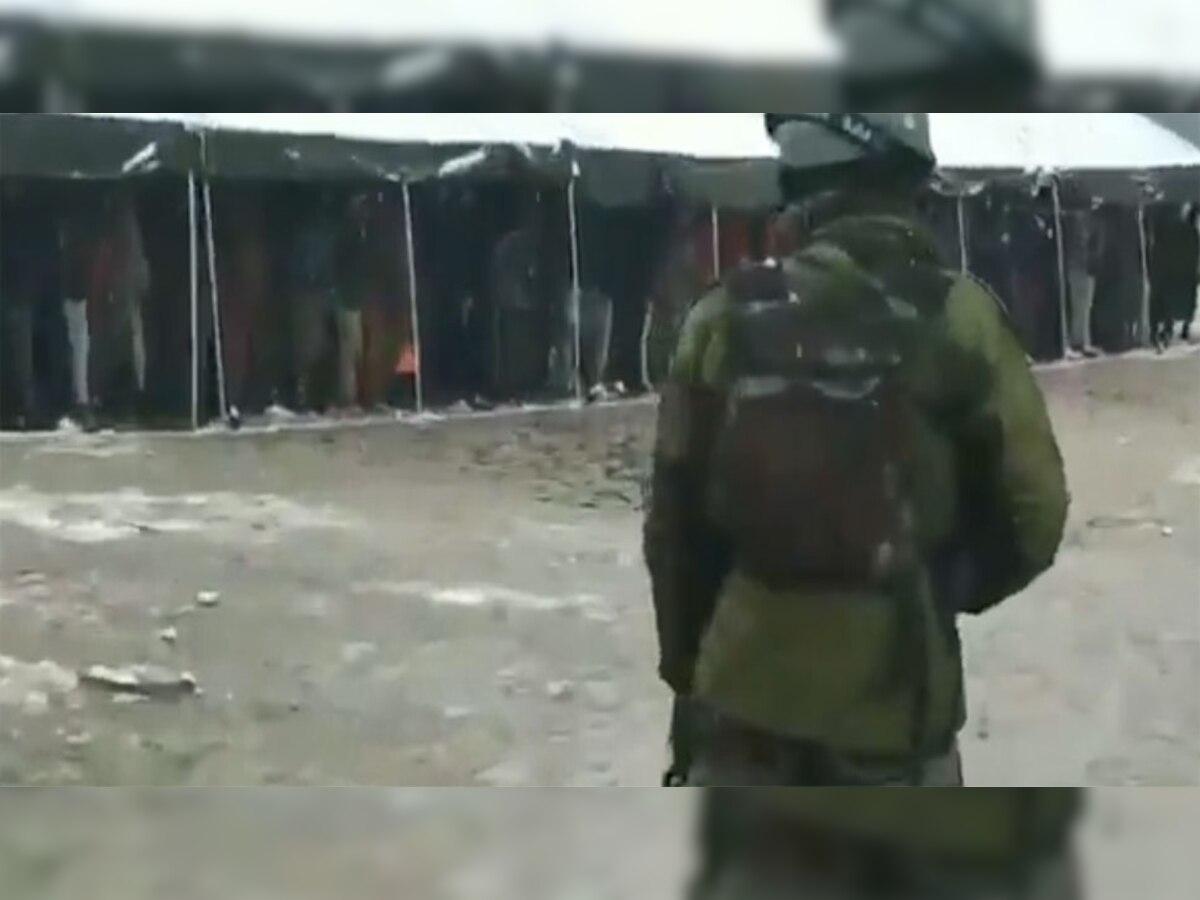 VIDEO: बर्फबारी के बीच दो हजार से ज्यादा कश्मीरी युवकों ने सेना की भर्ती रैली में लिया हिस्सा